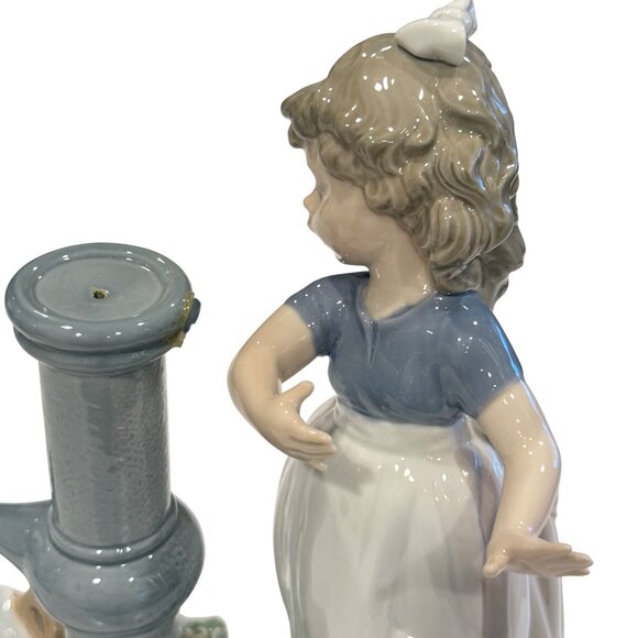 Lladro Figurine Summer on the Farm 5285 Girl at Water Pump with Ducks & Basket - Picture 6 of 16